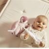 Capture décran 2024-04-24 224100 Peluche à Bisous Manchot Rose - Kaloo