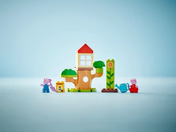 10431_Lifestyle_envr Le jardin et la cabane dans l’arbre de Peppa Pig - Lego 10431