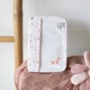 Protège carnet de santé bébé - fleuri - Trois kilos sept