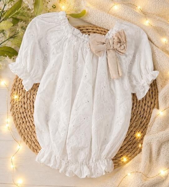 Top fille brodé blanc avec noeud beige