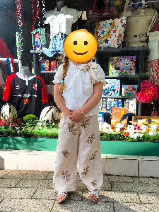 Pantalon large fleuri avec ceinture beige